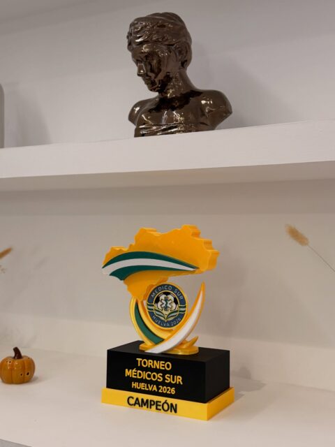 ¿Habéis visto el trofeo 🏆 en la clínica? Esta semana ha reposado en Clínica Roma el trofeo del Torneo de Fútbol Médicos Sur, celebrado en Huelva. Dónde Málaga ha sido justo campeón, hemos aprovechado para competir y convivir con nuestros colegas de: Sevilla, Granada, Huelva, Badajoz, Córdoba, Cádiz y la selección de Portugal 🇵🇹.
“Siempre es un placer poder participar y competir sanamente en un deporte donde el trabajo en equipo prima”. 💙🩵
¡Vamos @malakamedicifc!