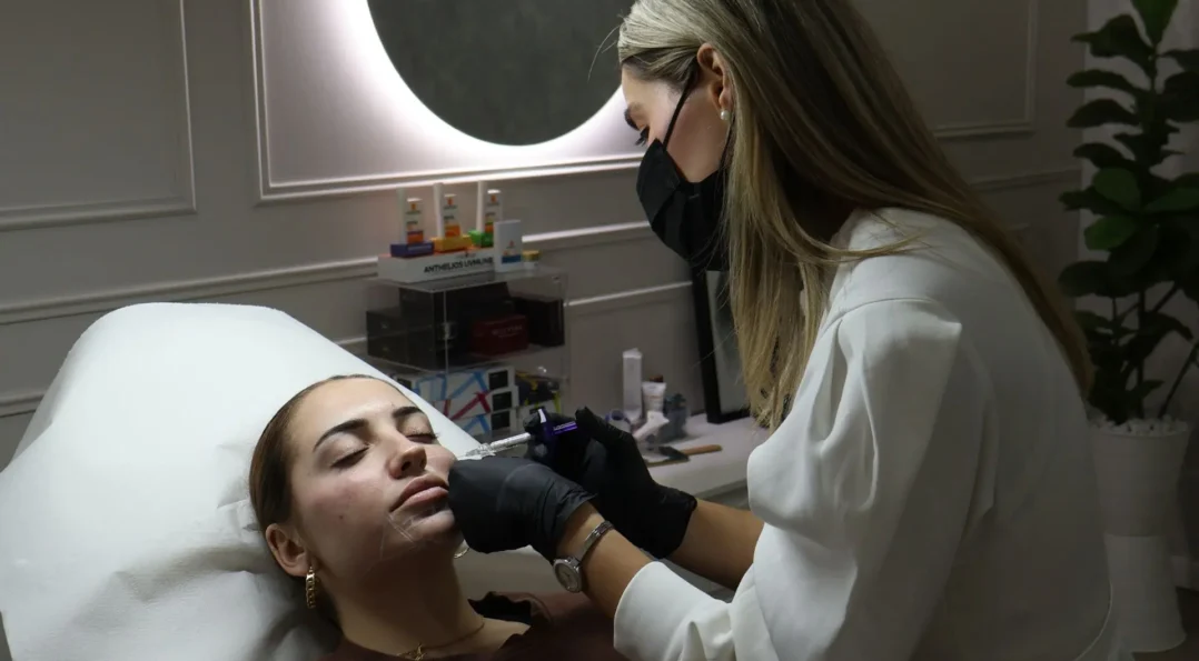 Cómo reafirmar el óvalo facial y recuperar la definición del rostro