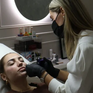 Cómo reafirmar el óvalo facial y recuperar la definición del rostro