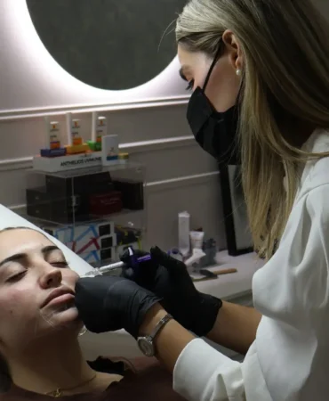 Cómo reafirmar el óvalo facial y recuperar la definición del rostro
