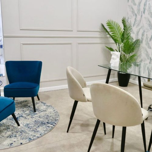 Imagen Sala de espera confortable con sillones azules en Clínica Roma, centro de estetica en Málaga